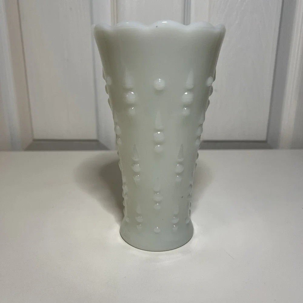 Vintage Anchor Hocking Milk Glass‎ Vase Dots Teardrop Pattern Scalloped Edge